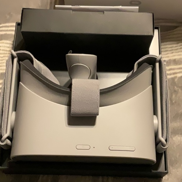 Oculus Go All-in-One VR Headset Discountinued - Picture 5 of 5